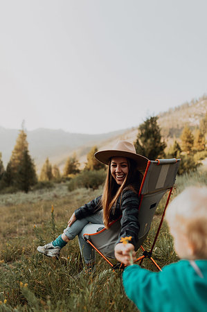 simsearch:614-09270437,k - Female toddler handing flower to young woman in rural valley, cropped, Mineral King, California, USA Photographie de stock - Premium Libres de Droits, Code: 614-09270410