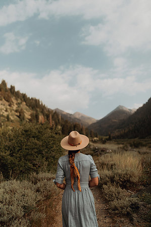 simsearch:614-08578277,k - Young woman in stetson and maxi dress strolling on rural valley dirt track, rear view, Mineral King, California, USA Foto de stock - Sin royalties Premium, Código: 614-09270438