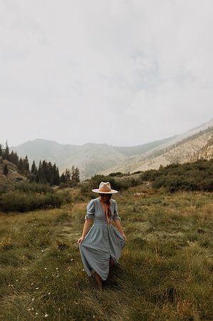 simsearch:614-09270437,k - Young woman in stetson holding maxi dress in rural valley, Mineral King, California, USA Photographie de stock - Premium Libres de Droits, Code: 614-09270444