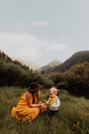simsearch:614-09270437,k - Mother looking at wildflower with toddler daughter in rural valley, Mineral King, California, USA Photographie de stock - Premium Libres de Droits, Code: 614-09270446