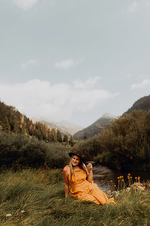 simsearch:614-09270437,k - Woman in orange maxi dress sitting by rural valley river, Mineral King, California, USA Photographie de stock - Premium Libres de Droits, Code: 614-09270441