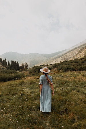 simsearch:614-09270437,k - Young woman in stetson and maxi dress strolling in rural valley, rear view, Mineral King, California, USA Photographie de stock - Premium Libres de Droits, Code: 614-09270443