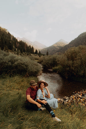 simsearch:614-09270437,k - Young couple sitting by rural river, Mineral King, California, USA Photographie de stock - Premium Libres de Droits, Code: 614-09270457