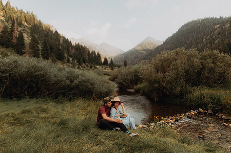 simsearch:614-09270437,k - Young couple sitting by rural river, Mineral King, California, USA Photographie de stock - Premium Libres de Droits, Code: 614-09270458