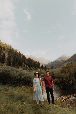simsearch:614-09270437,k - Young couple holding hands by rural river, portrait, Mineral King, California, USA Photographie de stock - Premium Libres de Droits, Code: 614-09270459