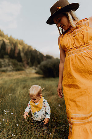 simsearch:614-09270437,k - Pregnant mother with toddler daughter in rural valley, Mineral King, California, USA Photographie de stock - Premium Libres de Droits, Code: 614-09270451