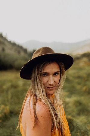 simsearch:614-08827383,k - Mid adult woman in felt hat in rural valley, portrait, Mineral King, California, USA Photographie de stock - Premium Libres de Droits, Code: 614-09270464