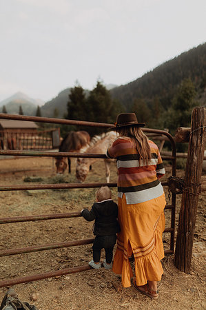 simsearch:614-09258603,k - Mid adult mother with toddler daughter looking at horses in paddock, rear view, Mineral King, California, USA Foto de stock - Sin royalties Premium, Código: 614-09270480