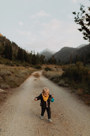 simsearch:614-09213873,k - Female toddler toddling along rural road, Mineral King, California, USA Photographie de stock - Premium Libres de Droits, Code: 614-09270482