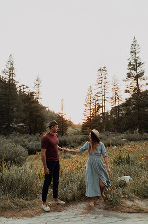 simsearch:614-09270437,k - Romantic young couple holding hands in rural valley, Mineral King, California, USA Photographie de stock - Premium Libres de Droits, Code: 614-09270495