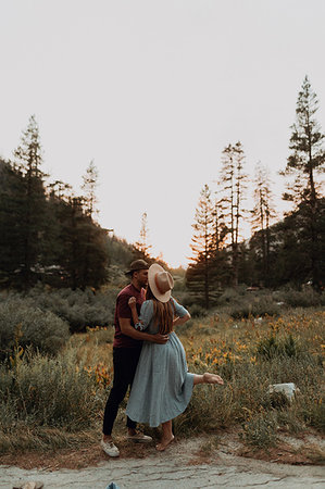 simsearch:614-09270437,k - Romantic young couple kissing in rural valley, Mineral King, California, USA Photographie de stock - Premium Libres de Droits, Code: 614-09270496