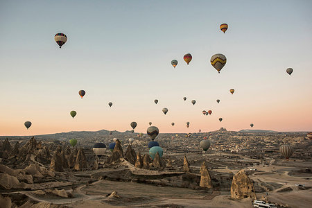 Hot air balloon over Göreme, Cappadocia, Turkey Photographie de stock - Premium Libres de Droits, Code: 614-09270566