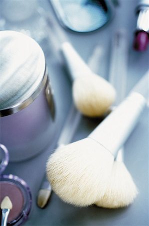 simsearch:614-00388878,k - Applicateur de maquillage Photographie de stock - Premium Libres de Droits, Code: 614-00398092