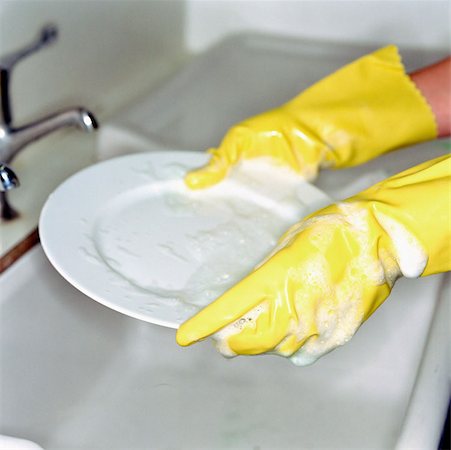 simsearch:614-02243919,k - Washing up with rubber gloves Foto de stock - Sin royalties Premium, Código: 614-00398809