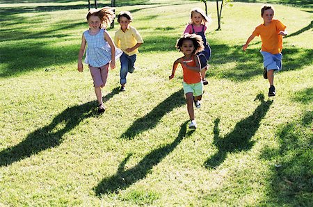 Enfants qui courent dans un parc Photographie de stock - Premium Libres de Droits, Code: 614-00390334