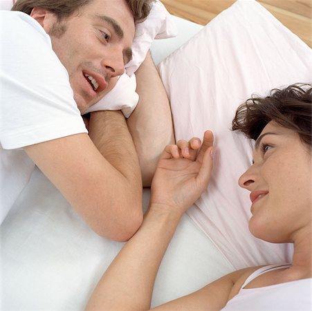 simsearch:614-06442436,k - Happy couple awake in bed Foto de stock - Sin royalties Premium, Código: 614-00594464