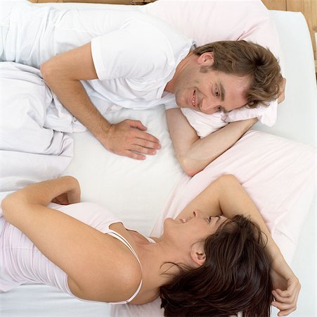 simsearch:614-06442436,k - Happy couple awake in bed Foto de stock - Sin royalties Premium, Código: 614-00594463