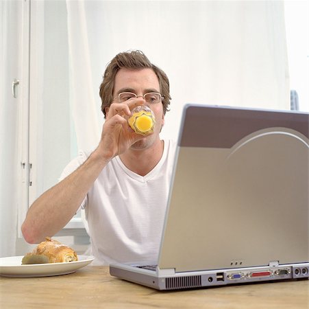 simsearch:6118-08729292,k - Mann beim Frühstück mit laptop Stockbilder - Premium RF Lizenzfrei, Bildnummer: 614-00594484