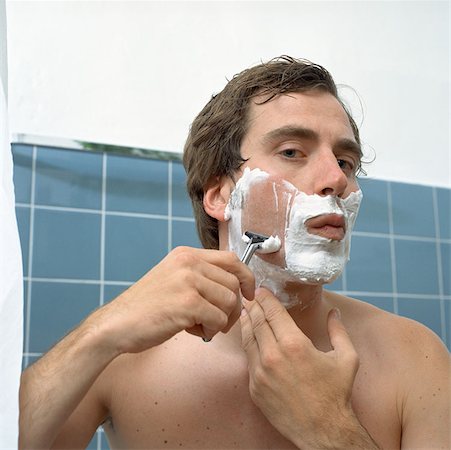 simsearch:6107-06117509,k - Man shaving in the mirror Foto de stock - Sin royalties Premium, Código: 614-00594494