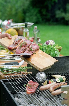 simsearch:6102-04929668,k - En biftecks sur le barbecue. Photographie de stock - Premium Libres de Droits, Code: 614-00599409