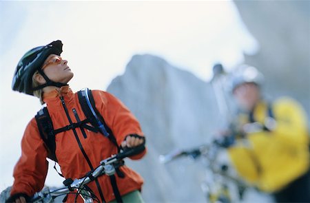 simsearch:614-00599501,k - Eine weibliche Mountainbiker nachschlagen Stockbilder - Premium RF Lizenzfrei, Bildnummer: 614-00599472