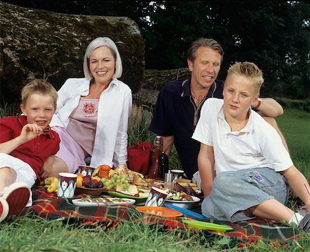 simsearch:614-01170977,k - Family portrait at a picnic. Fotografie stock - Premium Royalty-Free, Codice: 614-00599580