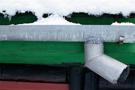 Snow on the roof of a hut Fotografie stock - Premium Royalty-Free, Codice: 614-00602922