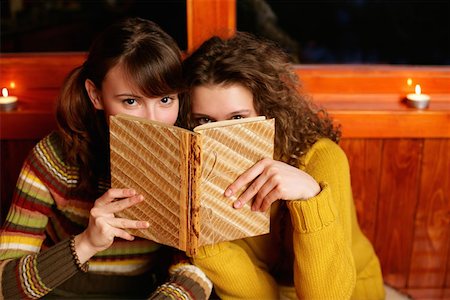 simsearch:614-06442418,k - Two women peeking over a book Foto de stock - Sin royalties Premium, Código: 614-00602934
