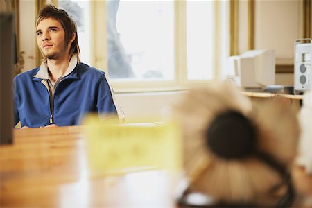 Man daydreaming at his desk Foto de stock - Sin royalties Premium, Código: 614-00603036