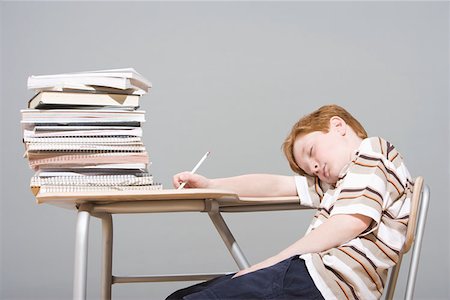 sleeping in a classroom - Boy asleep at his desk Foto de stock - Sin royalties Premium, Código: 614-00654667