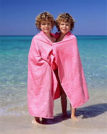 Twins wrapped in pink towels Stock Photo - Premium Royalty-Free, Code: 614-00654923