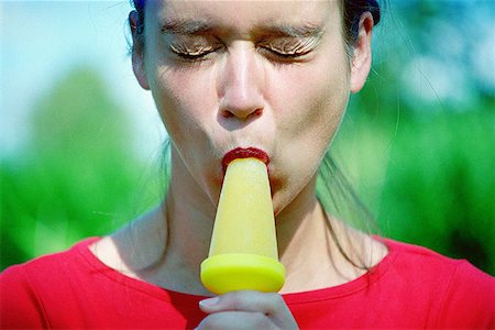 sucking on popsicle - Femme mangeant une sucette glacée Photographie de stock - Premium Libres de Droits, Code: 614-00656960