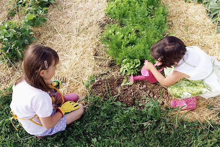 rastrellino - Two girls gardening Fotografie stock - Premium Royalty-Free, Codice: 614-00658649