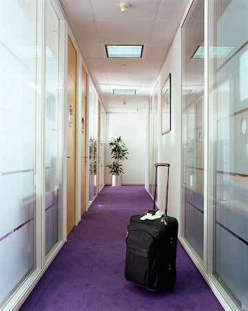 empty suitcase - Valise dans le couloir de bureau Photographie de stock - Premium Libres de Droits, Code: 614-00651832