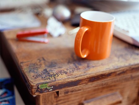 Coupe du graffiti et du café sur le bureau Photographie de stock - Premium Libres de Droits, Code: 614-00653440