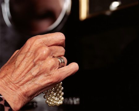 simsearch:614-07240052,k - Nahaufnahme einer leitenden Frau hält eine Perle Armband Stockbilder - Premium RF Lizenzfrei, Bildnummer: 614-00653610