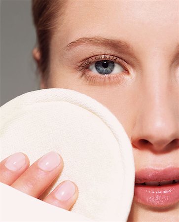 face sponge - Woman using loofah pad on her face Stock Photo - Premium Royalty-Free, Code: 614-00684027