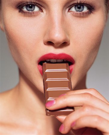 Barre de femme mangeant du chocolat Photographie de stock - Premium Libres de Droits, Code: 614-00683972