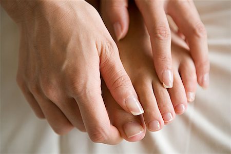 female foot massage - Mains, massage des pieds Photographie de stock - Premium Libres de Droits, Code: 614-00778213