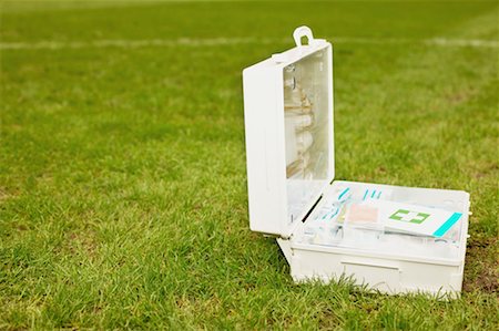 First aid kit on football pitch Fotografie stock - Premium Royalty-Free, Codice: 614-00808639