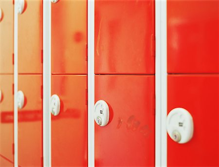 simsearch:614-00808302,k - Red lockers Fotografie stock - Premium Royalty-Free, Codice: 614-00809405