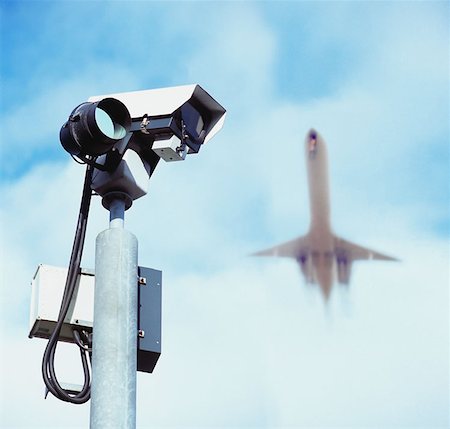 simsearch:693-06022139,k - Aeroplane over surveillance camera Foto de stock - Sin royalties Premium, Código: 614-00844409