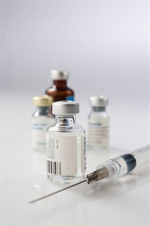 simsearch:614-06336351,k - Syringe and three phials Fotografie stock - Premium Royalty-Free, Codice: 614-00892022