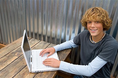 simsearch:640-05761336,k - Teenage boy working on laptop Foto de stock - Sin royalties Premium, Código: 614-00893318