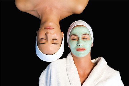 simsearch:614-06813793,k - Femmes relaxantes avec des masques du visage Photographie de stock - Premium Libres de Droits, Code: 614-00914149