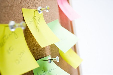 post it note on notice board picture - Notes on a bulletin board Stock Photo - Premium Royalty-Free, Code: 614-00912982