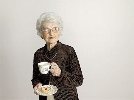 simsearch:649-06829727,k - Senior woman with tea and cake Foto de stock - Sin royalties Premium, Código: 614-00966745