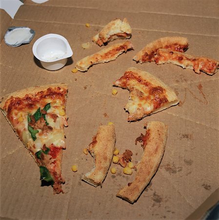 restes - Croûtes à pizza dans une boîte Photographie de stock - Premium Libres de Droits, Code: 614-01026373