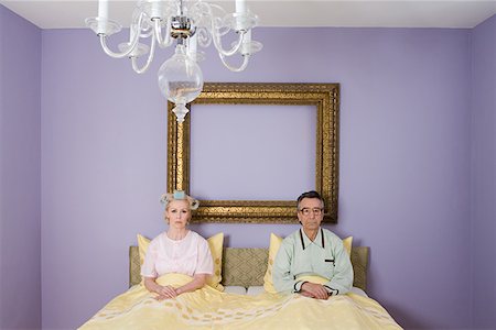 Couple in bed looking miserable Foto de stock - Sin royalties Premium, Código: 614-01028139