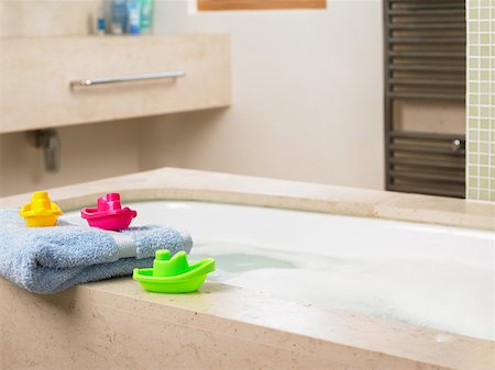 plastic bathtub - Toy boats on edge of bath Stock Photo - Premium Royalty-Free, Code: 614-01028451